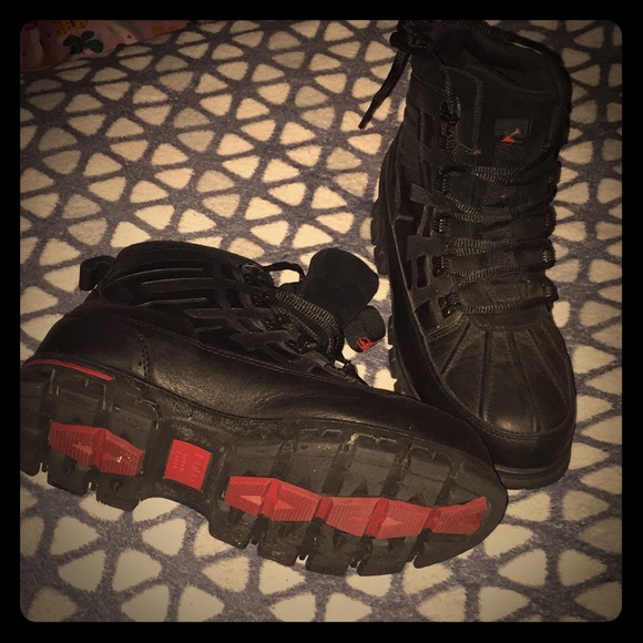 I’m selling these Ralph Lauren Polo boots!